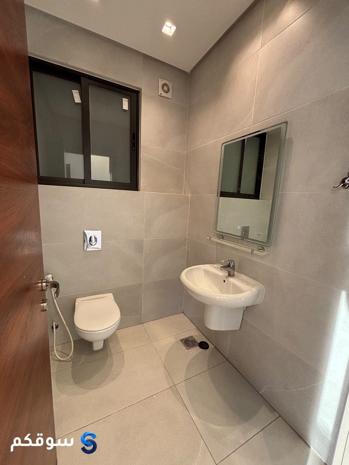 شقه فارغه للايجار في منطقة حي الصحابه - 12