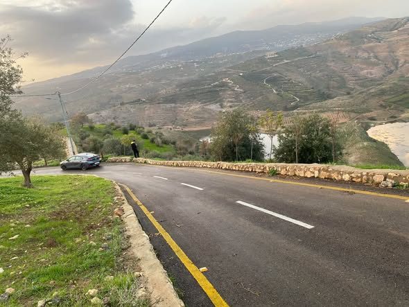 أرض للبيع بإطلالة على سد الملك طلال
