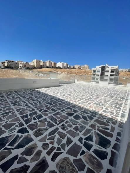 شقة فاخرة مع روف للبيع في شفا بدران