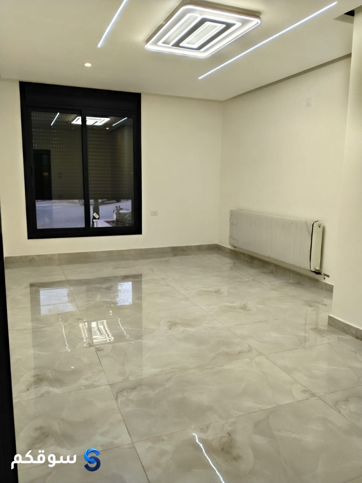 شقة جديدة لم تسكن ارضي مع ترس للإيجار في منطقة الجبيهة - 11