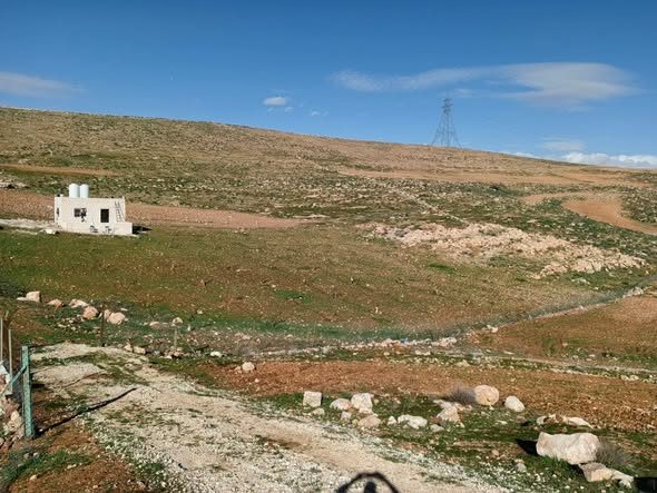 فرصة استثمارية: أرض مميزة مع بيت 5000م في المفرق - 3