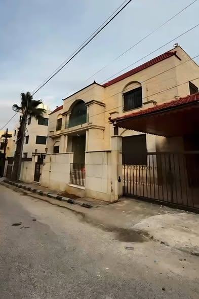 فيلا فاخرة للبيع في الجبيهة