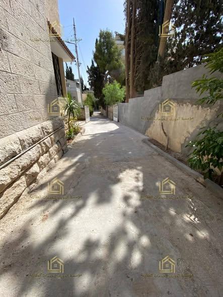 شقة مجددة بالكامل فارغة للإيجار في جبل اللويبدة