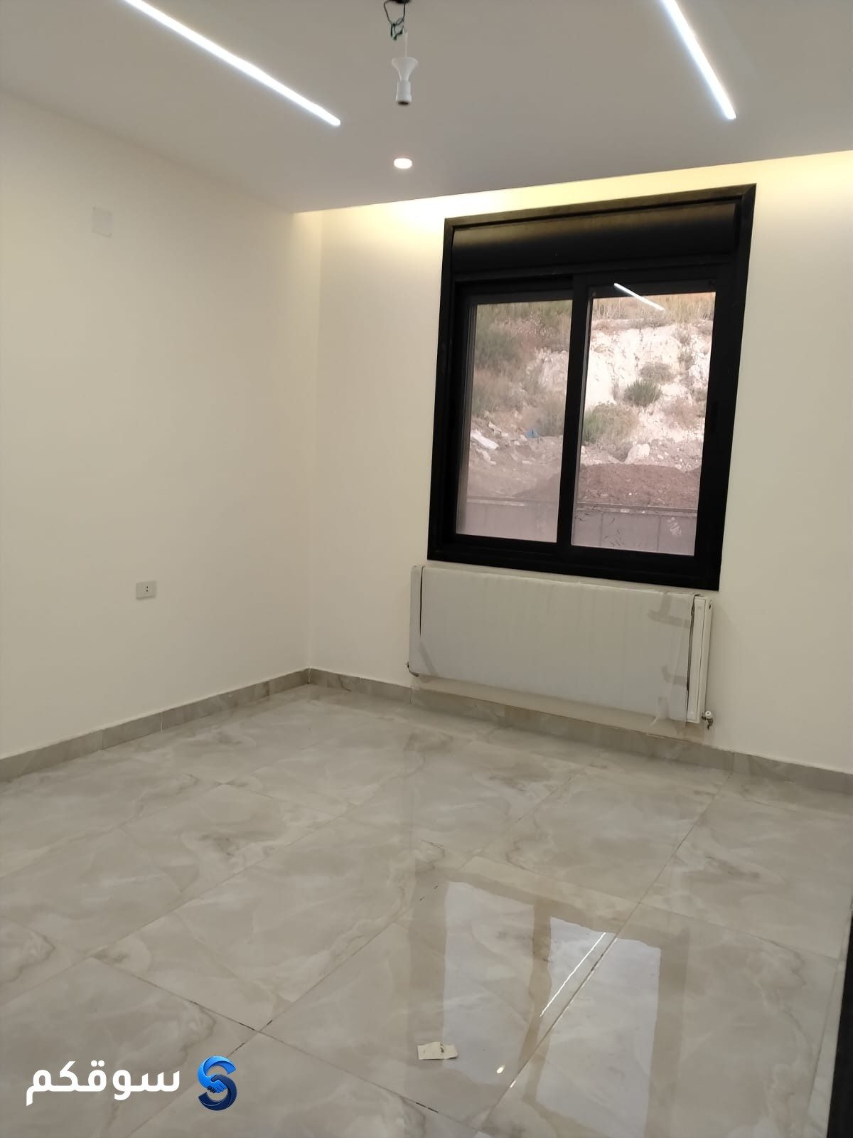 شقة جديدة لم تسكن ارضي مع ترس للإيجار في منطقة الجبيهة - 10