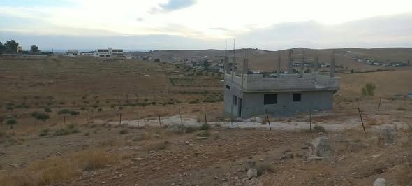 فرصة استثمارية: أرض مع بيت ريفي في بلعما