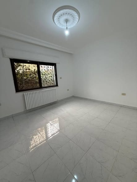 شقة واسعة فارغة 4 غرف 225م طابق أرضي للإيجار في الجندويل - 2