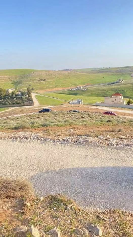 أرض سكنية مستقلة بإطلالة صخرية مرتفعة 450م