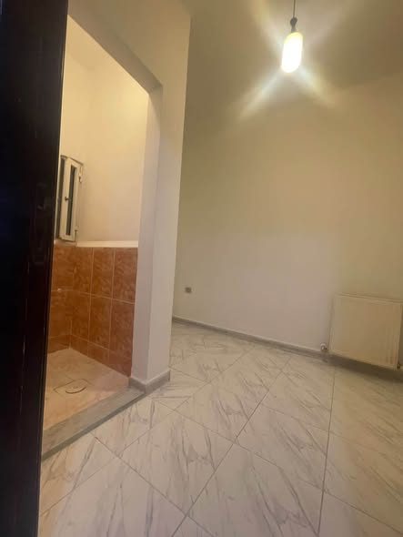 شقة سكنية للإيجار في أم السماق بمساحة 180م - 2