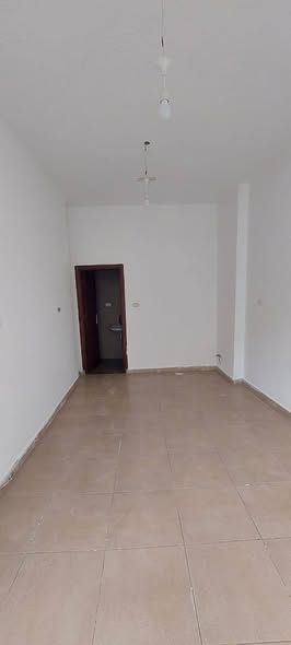 محل تجاري فارغ للإيجار في موقع حيوي - 3