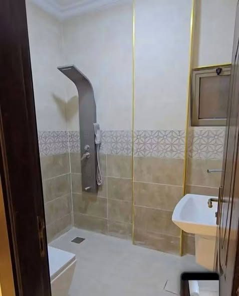 روف للإيجار في المقابلين - تشطيب جديد لم يسكن - 3