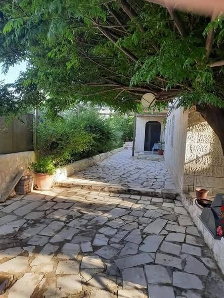 بيت مستقل بمساحة استثنائية 743م في ناعور - 4