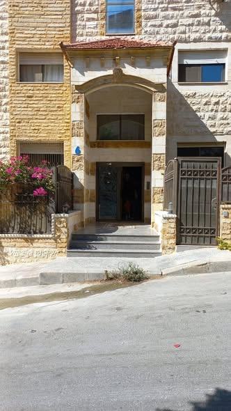شقة 3 غرف 129م طابق أرضي معلّق للبيع في الجبيهة - حي الريان