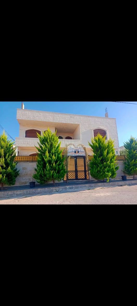 بيت طابقين للبيع في إربد - فرصة استثمارية