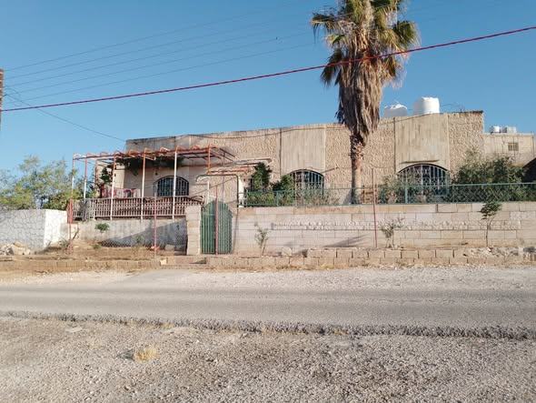 بيت مستقل للبيع في طريق الزرقاء - إربد